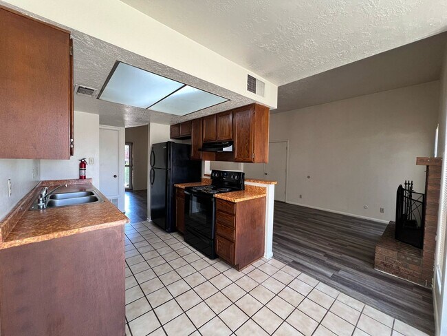 Foto del edificio - Near Academy Hills Park, Great NE Location...