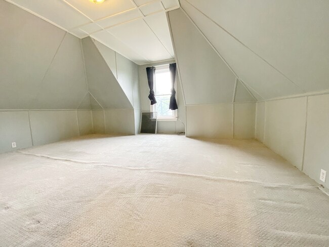 Building Photo - 32 Mackay Av