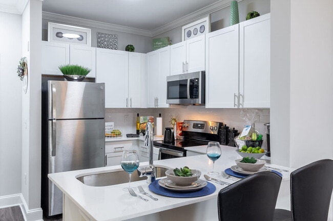 1BR, 1BA - 600 SF- Reno - CB Lofts Apartments