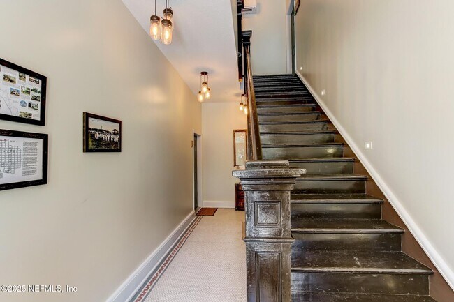 Foto del edificio - 115 W 2nd St