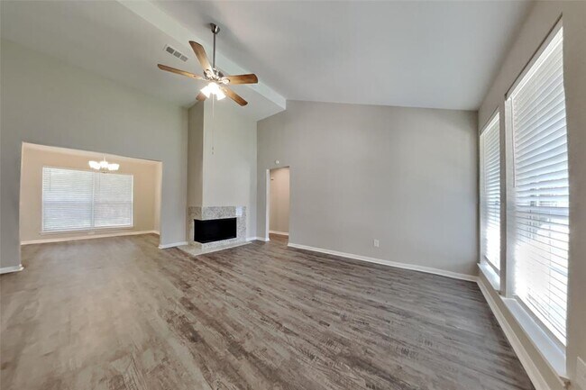 Building Photo - 2403 Pine Cone Dr