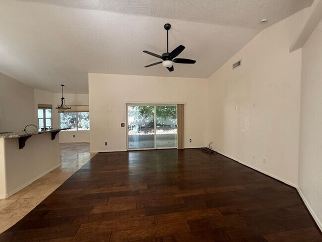 Building Photo - 3 Bedroom 2 Bath Home - Contact Property Pros Property Management