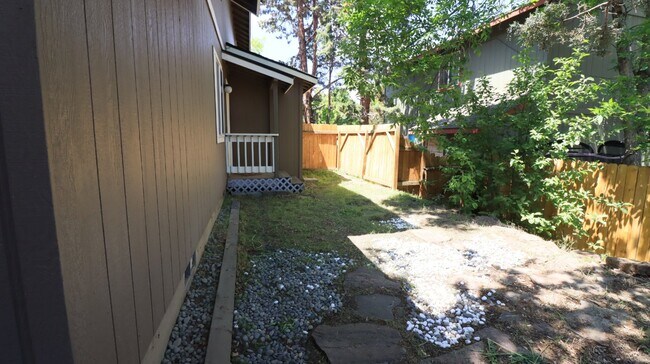 Foto del edificio - Recently updated 2/1.5 townhome next to the hospital