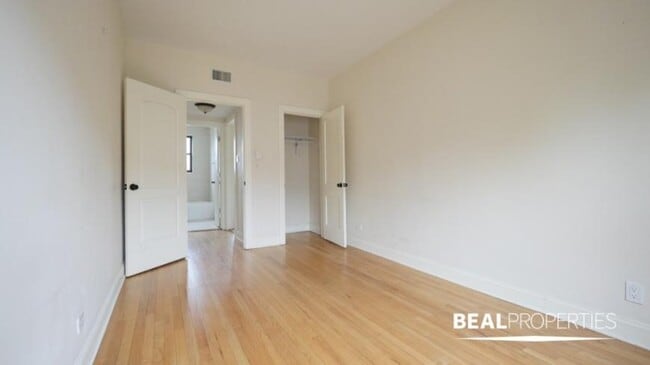 Building Photo - 1 bedroom in CHICAGO IL 60613