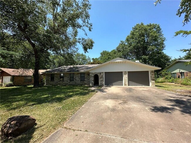 Building Photo - 2147 Loren Cir