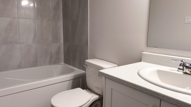Building Photo - Bright and spacious 3-bedroom, 2.5-bathroo...