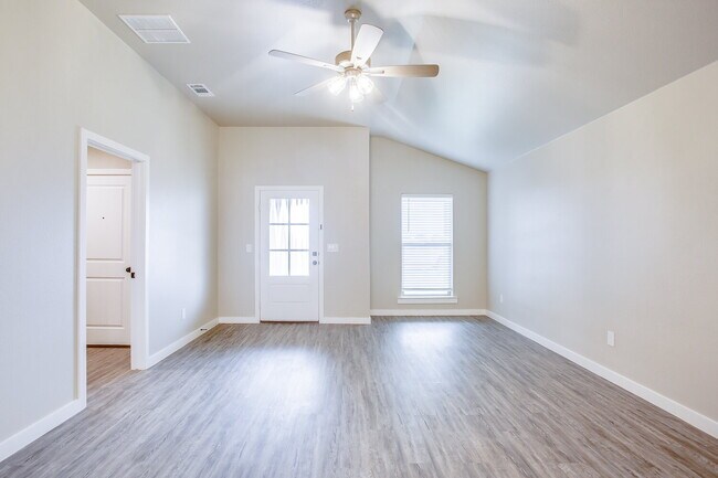 Foto del edificio - Like New Construction in Cooper District!