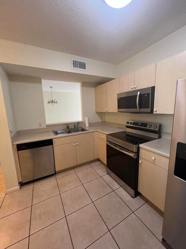 Foto del edificio - 1133 Golden Lakes Blvd