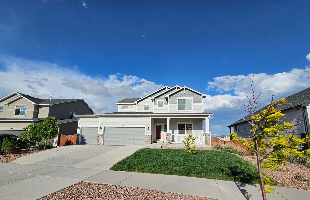 Primary Photo - Beautiful 5 Bedroom, 3.5 Bath, 4 Car Garag...