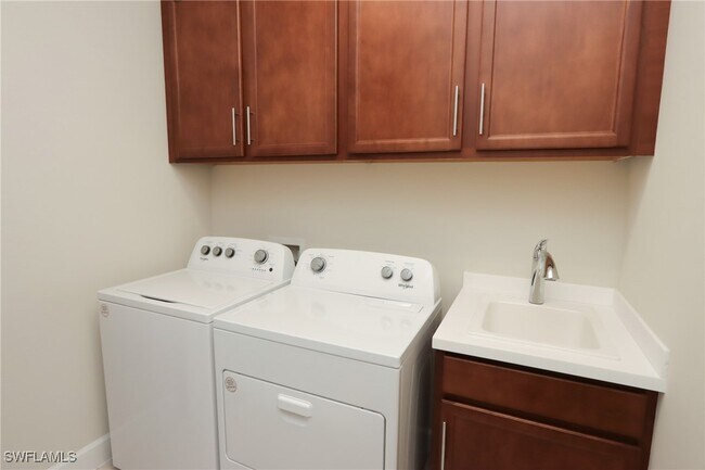 Foto del edificio - 9842 Everglades Dr