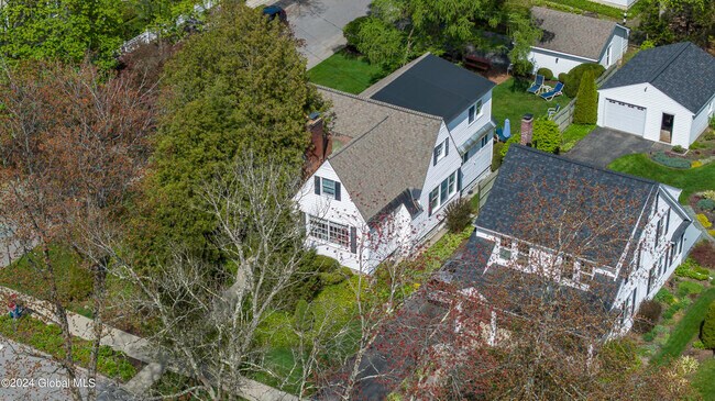 Foto del edificio - 34 Pinewood Ave