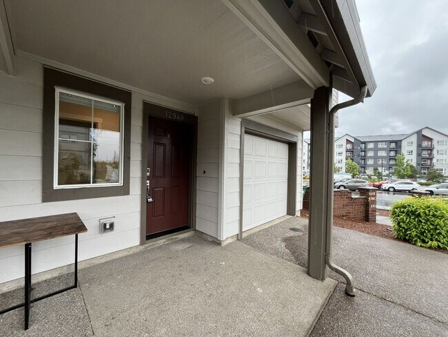 Building Photo - Stunning Corner-Unit Townhome with 4th Bedroom Private Suite in River Terrace, Bonus Room, Pool, ...