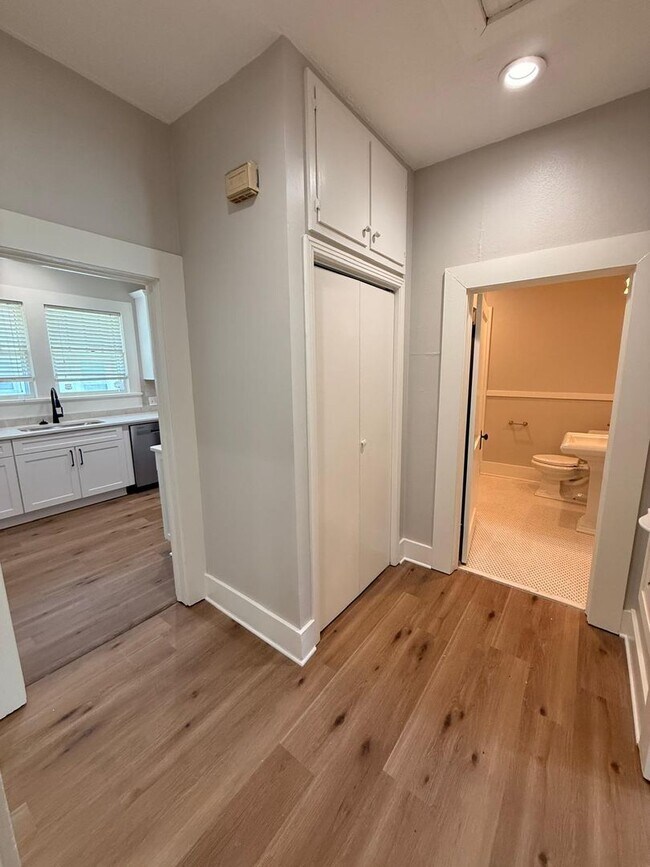 Foto del edificio - Fully Updated 3BR Home with Quartz Counters & Fenced Yard