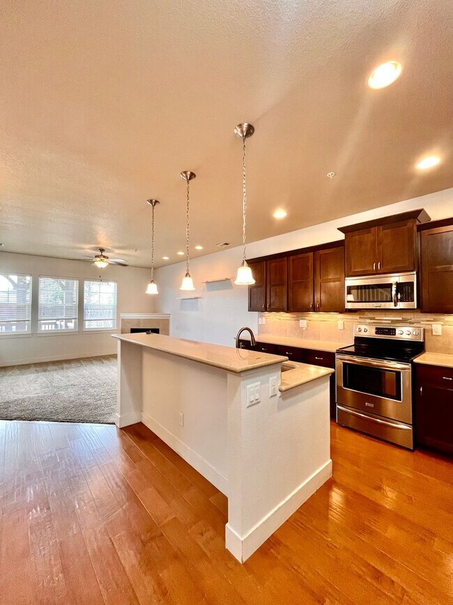 Foto del edificio - 3 Bedroom / 2.5 Bath Condo with 1 car attached garage in Fossil Lake Subdivision in Fort Collins, CO