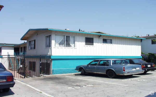 Building Photo - 4026-4032 Winona Ave
