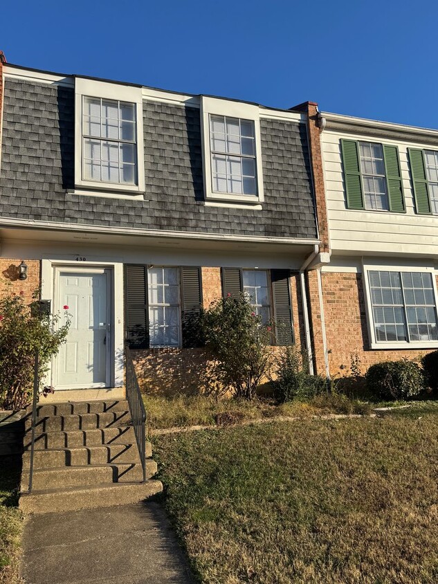 Primary Photo - Newly Renovated Fairlawn Townhome in Highl...