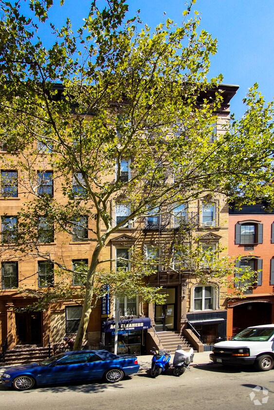 Building Photo - 221 E 83rd St