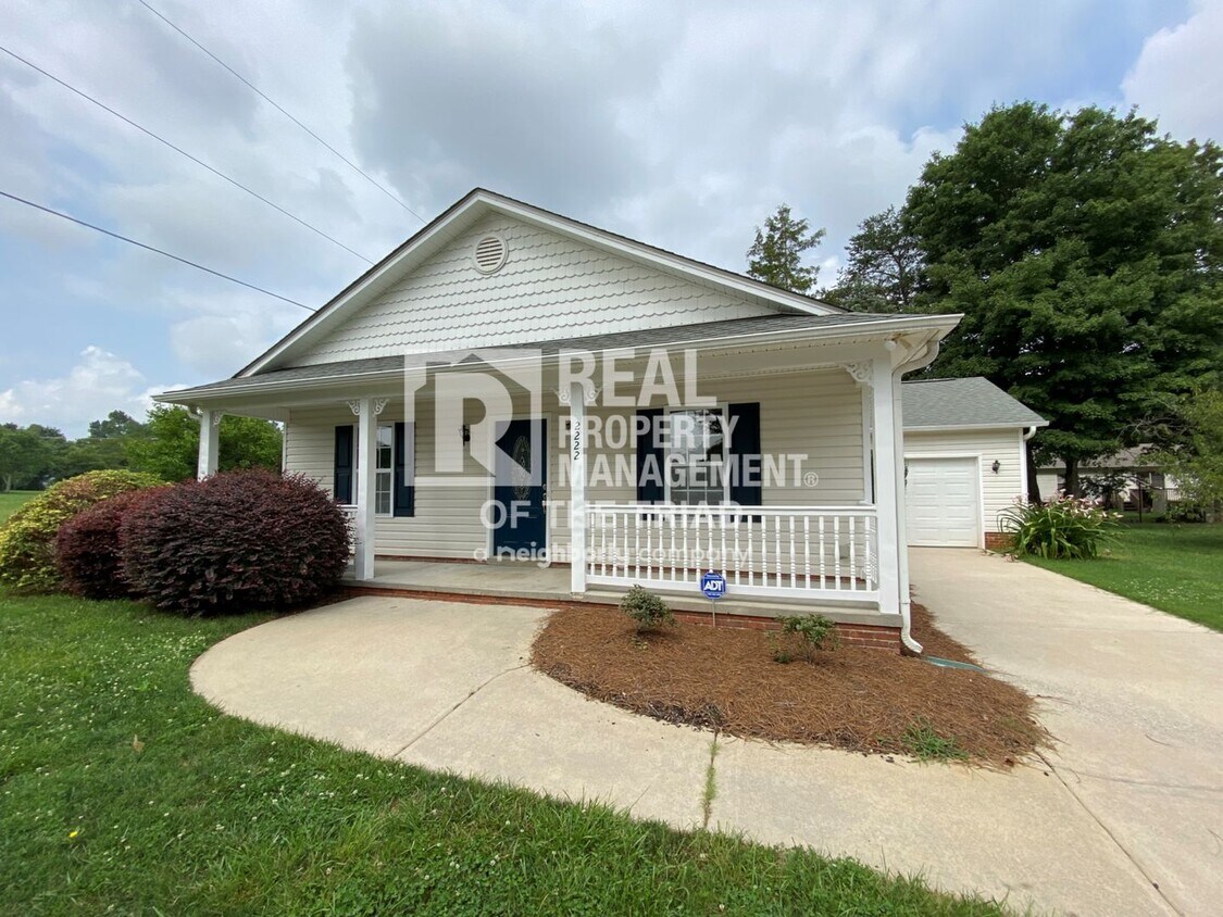 Foto principal - 3BR/2BA Ranch Home w/Garage 27107