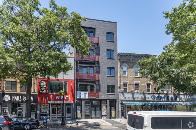 Building Photo - 3038 Steinway St