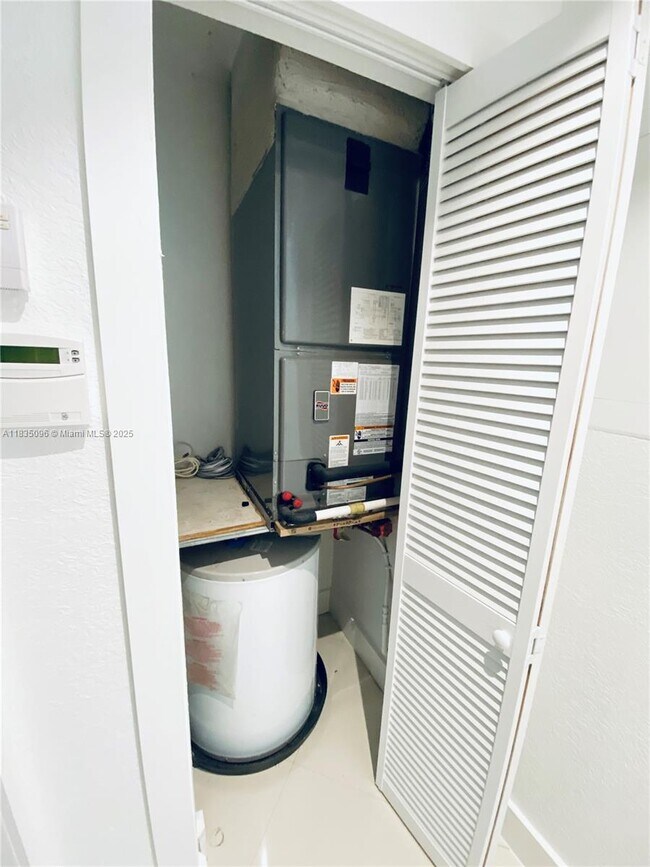 Foto del edificio - 2485 W 72nd Pl