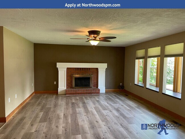 Foto del edificio - Secluded Back Yard-3 Bedrooms  2 Bathrooms plus Office or Bonus Room.
