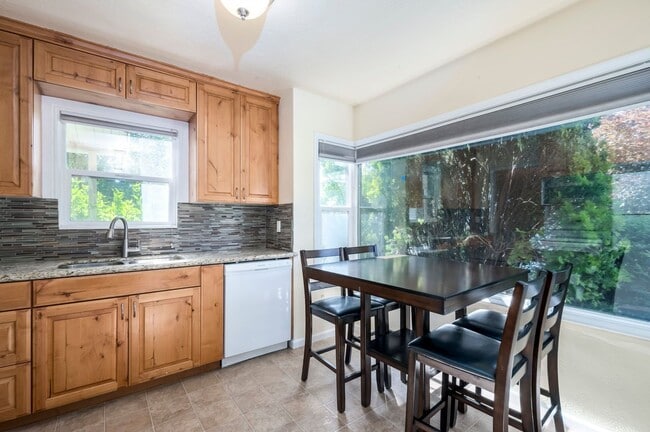 Building Photo - Newly Updated Liberty Wells Duplex!!