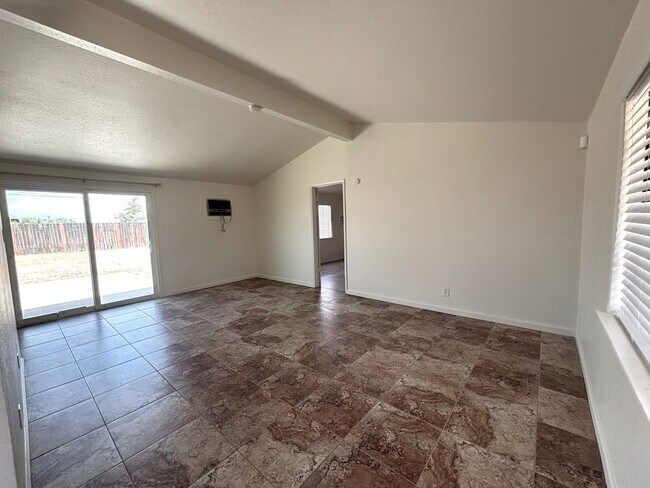 Foto del edificio - Priced to Rent Fast!!