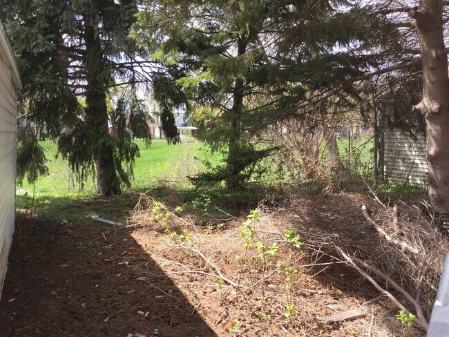 Foto del edificio - 3 bedroom single family home with detached...