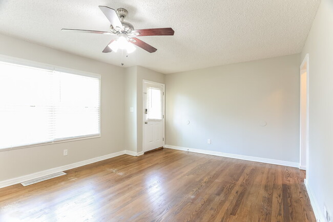 Building Photo - 817 Hillview Dr