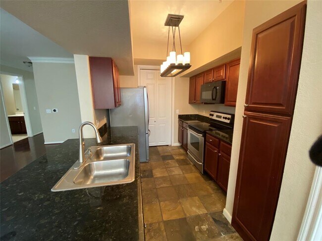 Building Photo - 7575 Kirby Dr