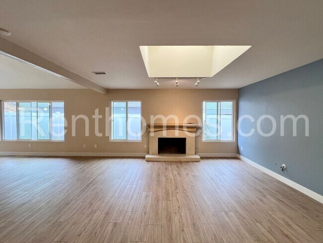 Building Photo - Scripps Ranch, 11012 Ironwood Rd, 16 Solar...