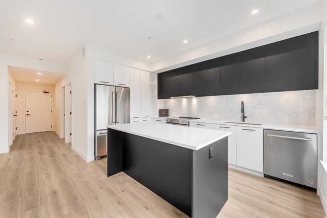 Building Photo - Effortless Living in the Heart of South Su...
