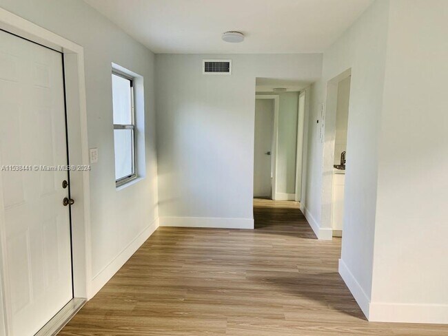 Building Photo - 1225 SW 23rd Ave