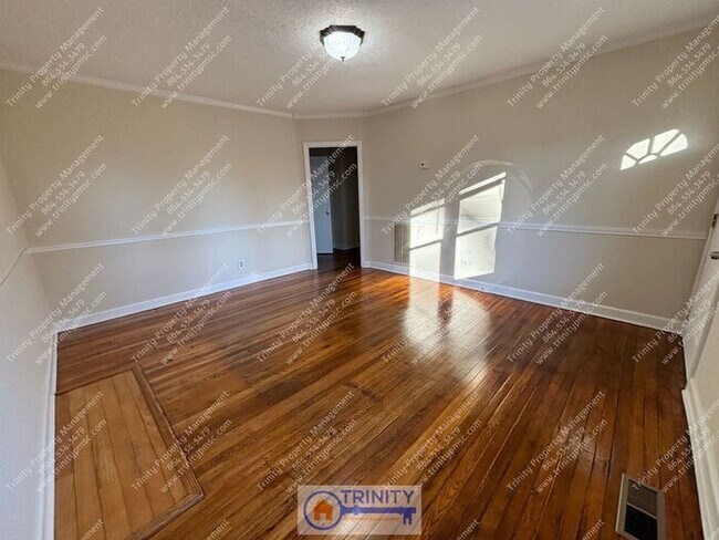 Building Photo - Bright and Sunny 2-bedroom, 1-bathroom Hom...