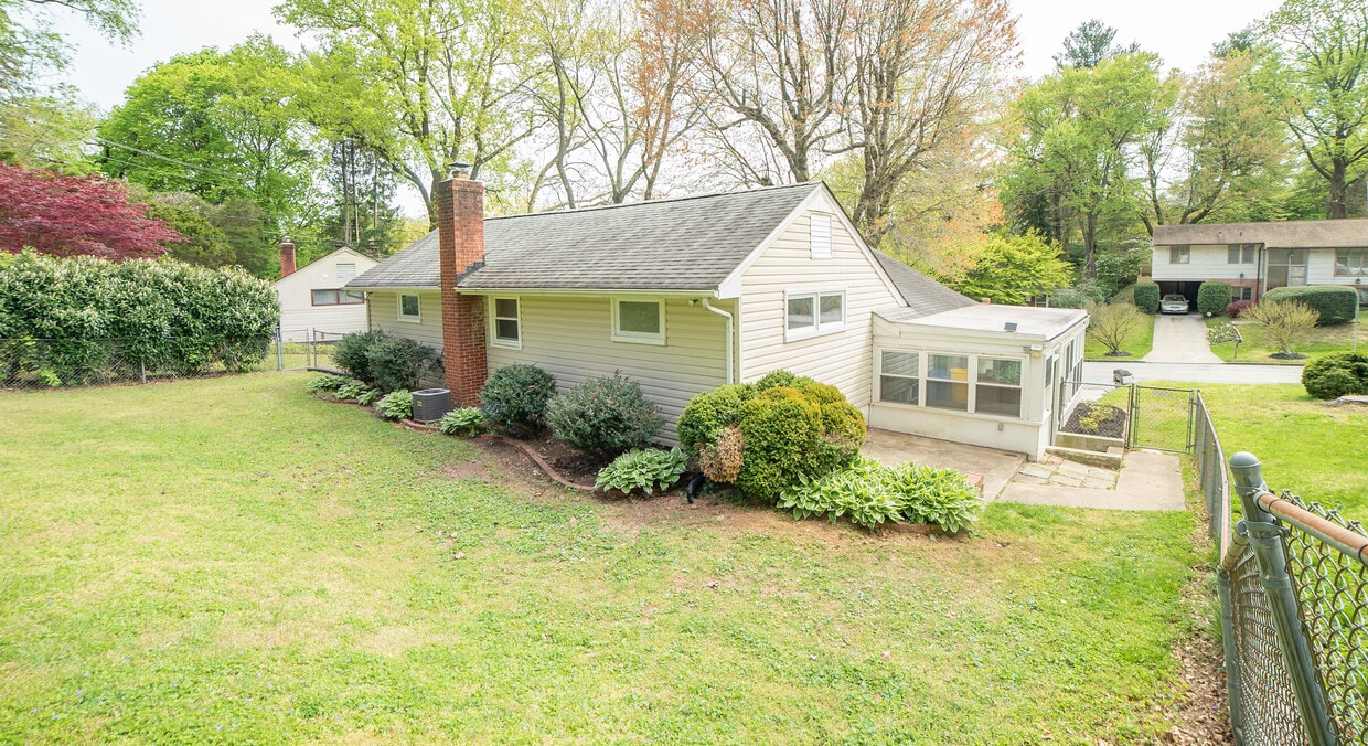 large back yard - 1324 Glendale Rd