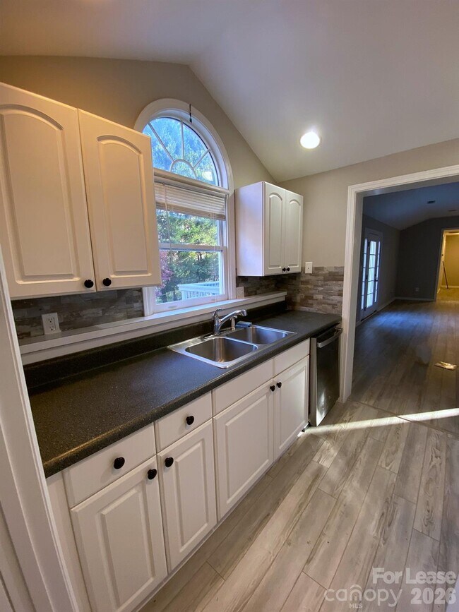 Foto del edificio - 4415 Garris Rd