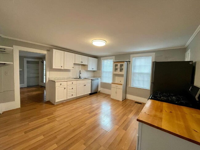 Foto del edificio - Seeking a roommate for a 2 bdr, 2 bath lower level condo with a porch and private yard, 1.5 miles...