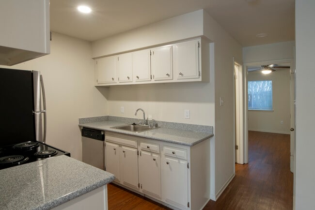 Building Photo - Patiohouse Apartments