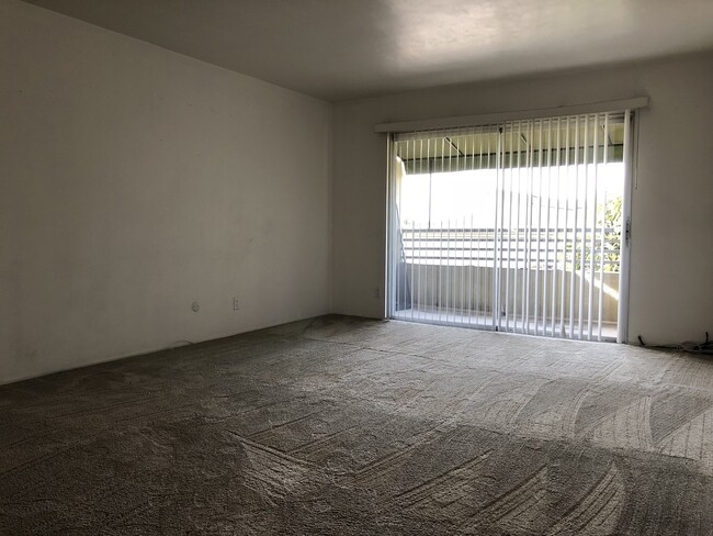 Building Photo - Pacific Beach condo now available, excelle...