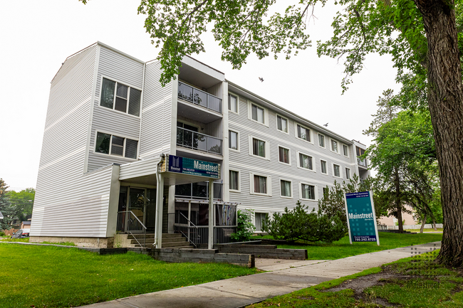 Photo du bâtiment - Pinewood Manor Apartments