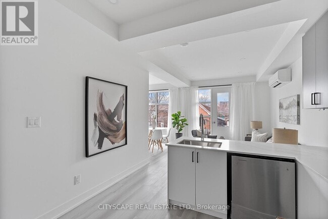 Building Photo - 589 Oakwood Ave