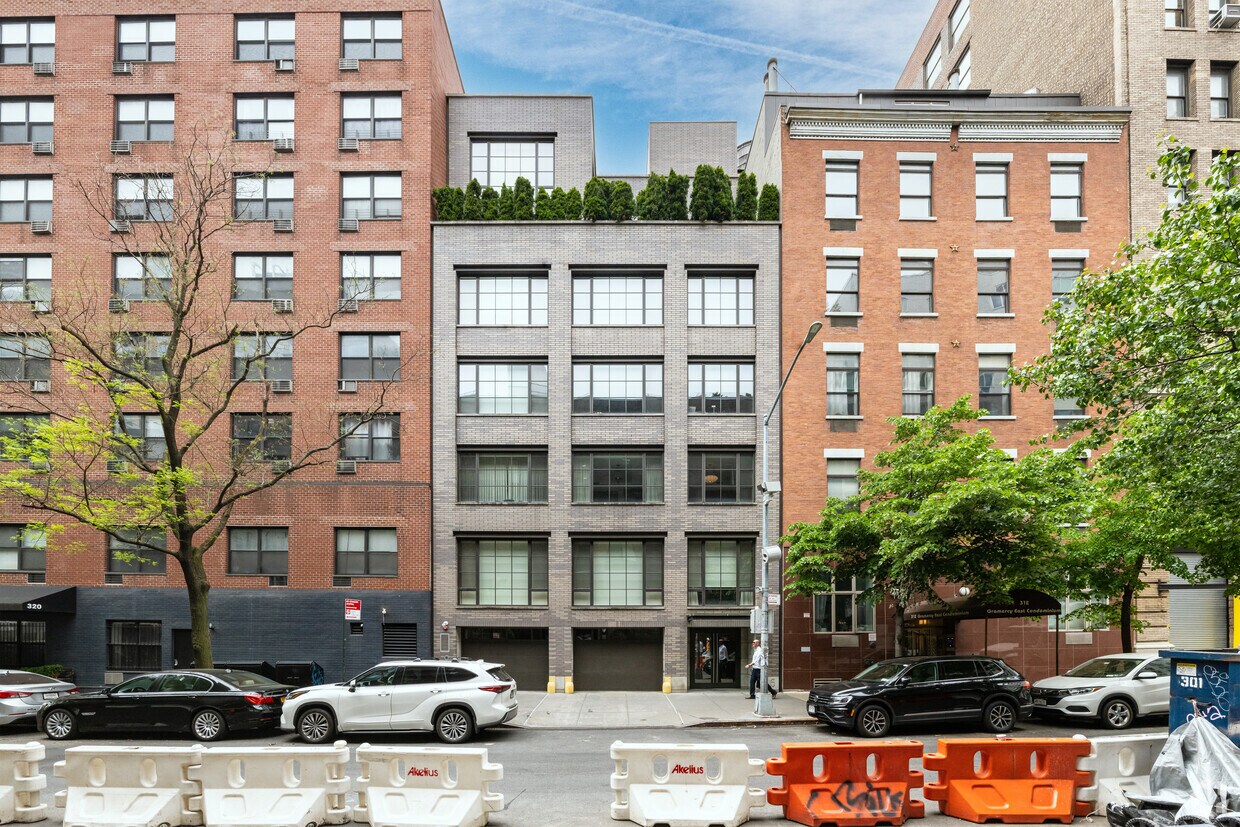 Primary Photo - 316-318 E 22nd St