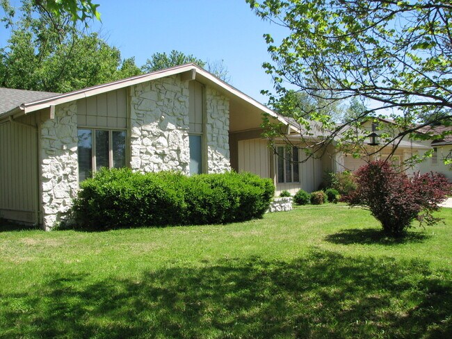 Building Photo - Spacious 3 Bedroom 2 Bath! Southeast! $1,495!