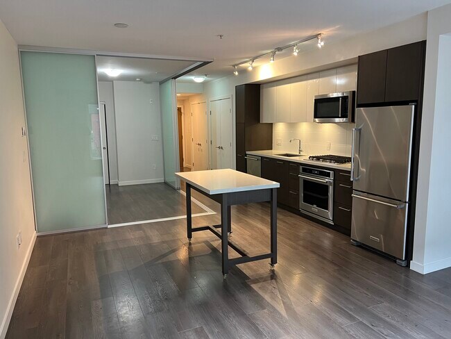 Photo du bâtiment - 302-384 E 1st Avenue