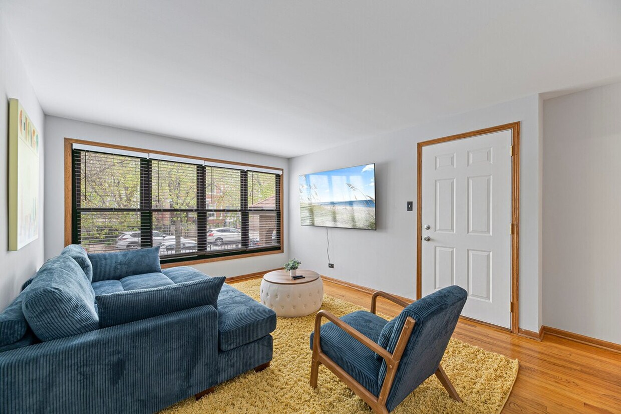 Foto principal - 2034 W Berteau Ave