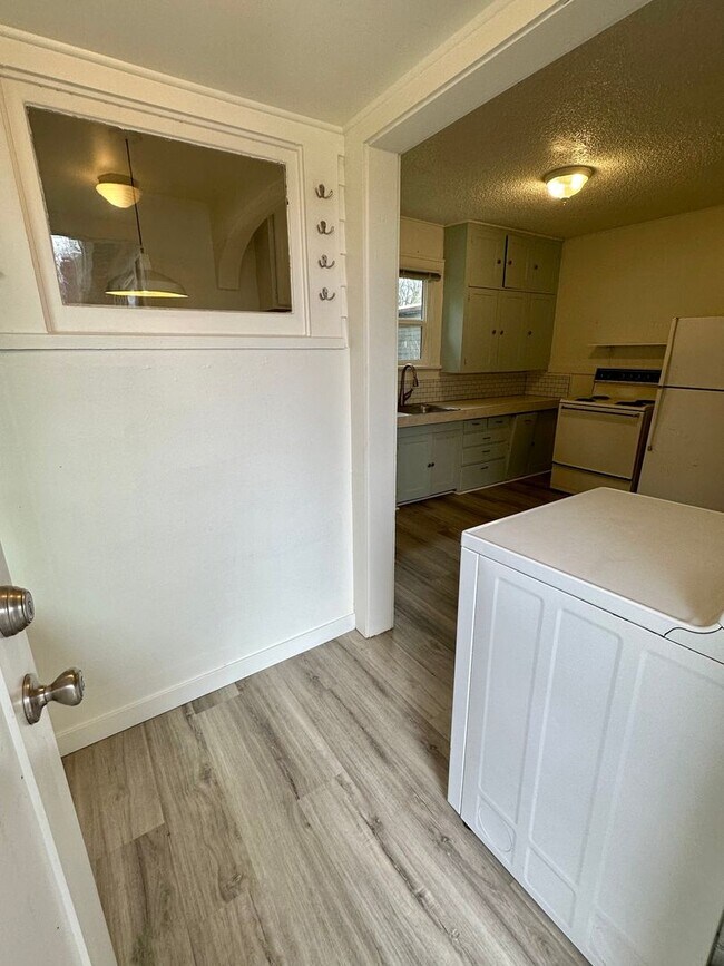 Building Photo - MOVE IN SPECIAL---HALF OFF FULL MONTHS REN...