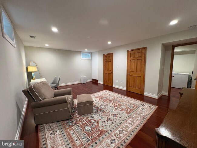 Foto del edificio - 38 Cherry Hill Dr