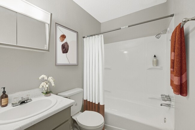 Building Photo - Alturas Eleventh