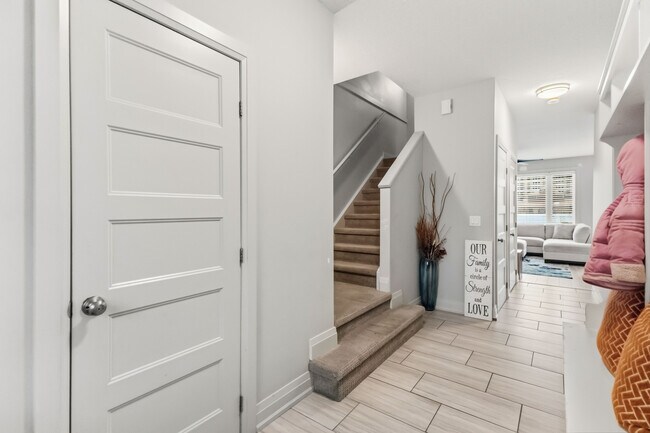Photo du bâtiment - Modern Townhouse for Rent * South West *  Available May 1* GARAGE / Finished BSMT