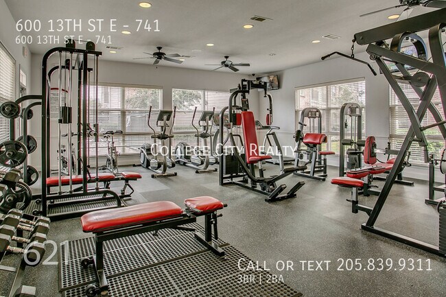 Foto del edificio - 600 13TH ST E #741